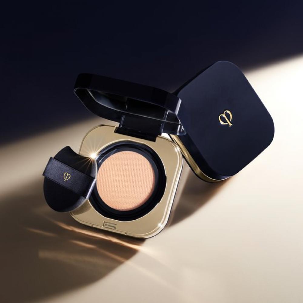 Cl De Peau Beaut Сияющий кушон-тональная основа Натуральный M