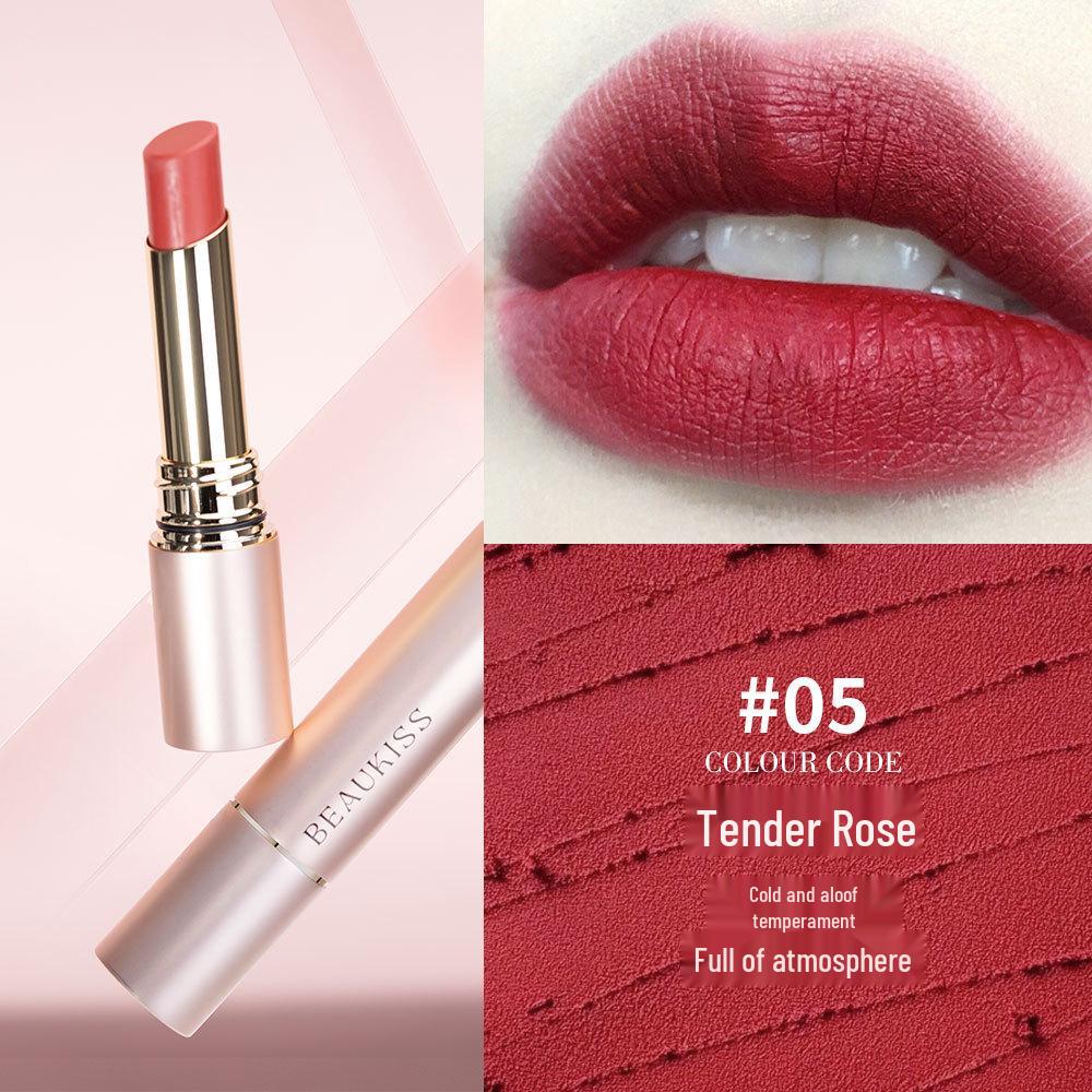 Водостойкий, увлажняющий матовый блеск для губ со стойким цветом, не отпечатывающийся, долговечной формулой, которая не подчеркивает морщинки губ.