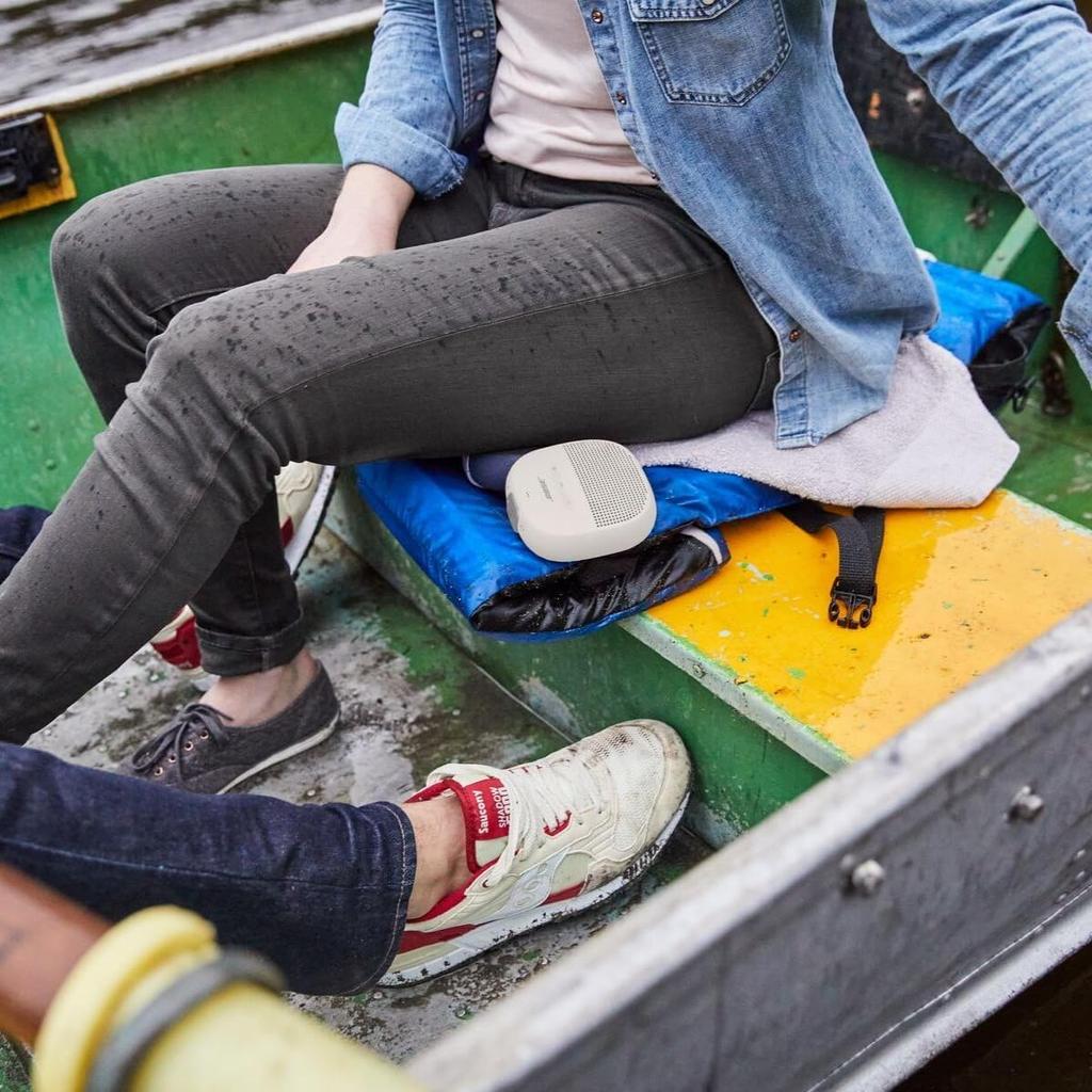 Маленький портативный водонепроницаемый динамик с белым дымчатым микрофоном,