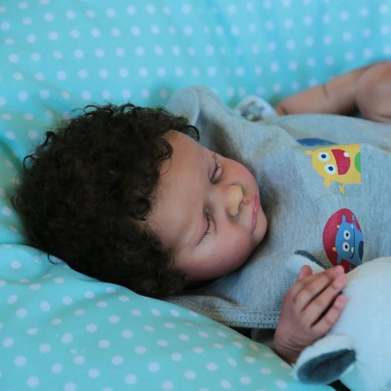 Реалистичная 46 см черная кожа Reborn Baby Doll Мягкое тканевое тело Реалистичная спящая новорожденная кукла с имплантированными короткими вьющимися волосами Живые куклы-младенцы для детей Игрушка