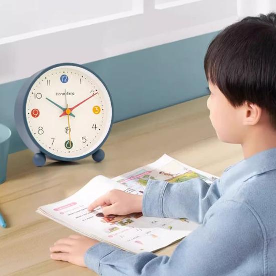 Yousheng Analog Alarm Clock with Night Light Non-Ticking Silent Battery Operated Bedroom Desktop Digital Quartz Clock Children Students Birthday Gift