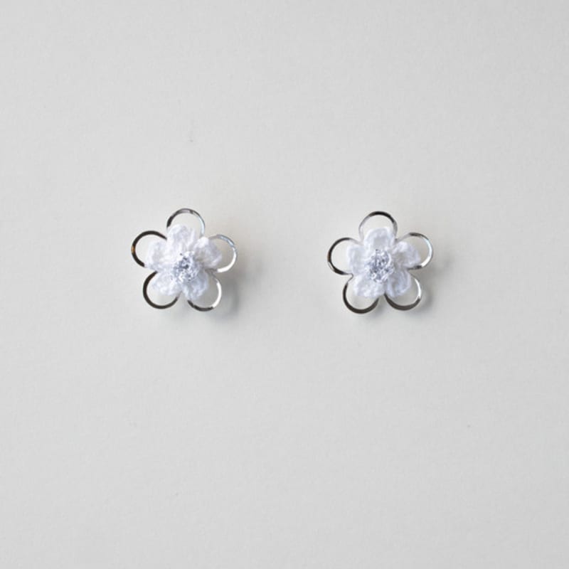 MERRYMOTIVE Double flower knit earring (Silver)