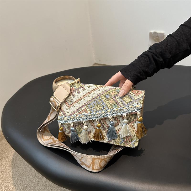Высококачественная маленькая квадратная сумка в этническом стиле с бахромой, осенний отпускной стиль, универсальная сумка-мессенджер с широким плечевым ремнем на одно плечо