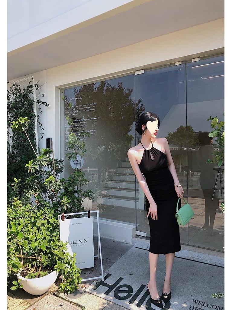 Черное платье-халтер с открытыми плечами - тонкая талия и длинная юбка