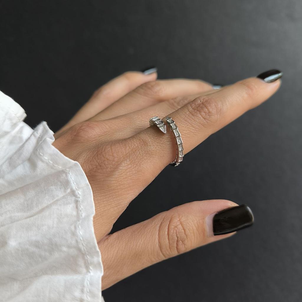 Серебряное кольцо с фианитами, вес изделия 2,55 гр (2190592)