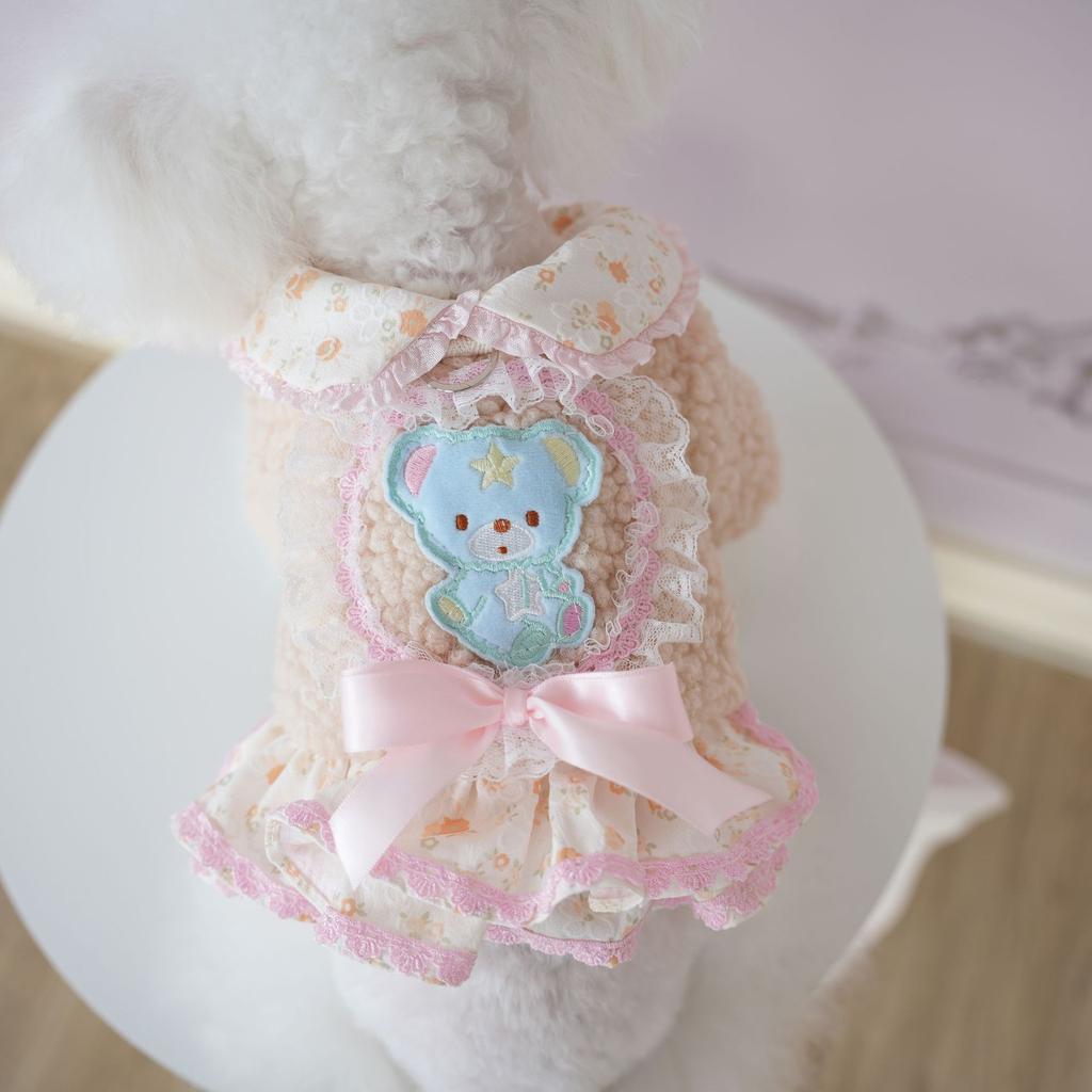 Юбка из бархата с цветочным узором для домашних животных лучше, чем зимняя хлопковая одежда с изображением плюшевого мишки. Одежду для двуногой кошки можно натянуть.