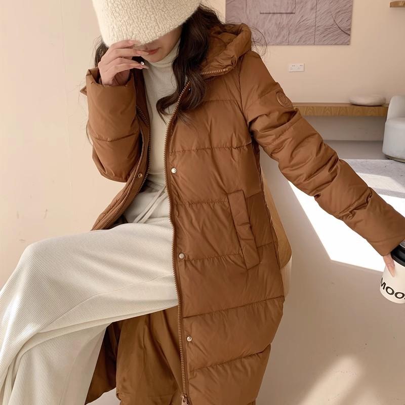 Женские средние и длинные пуховики простые и утепленные, а также длинные куртки из белого утиного пуха длиной выше колена.