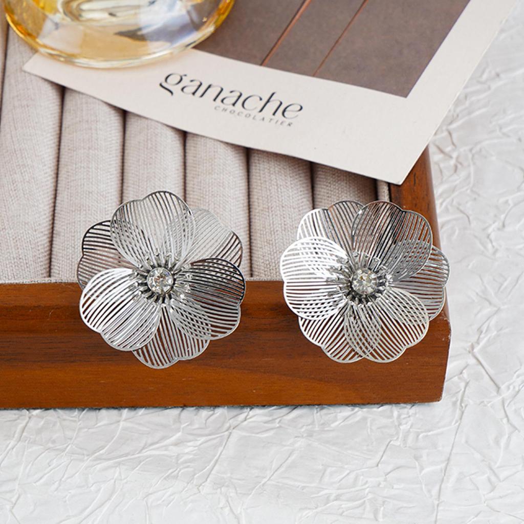 Серебряные серьги-кисточки с кристаллами в виде рыбьего хвоста: Преувеличенный дизайн цветка для стильного вида.