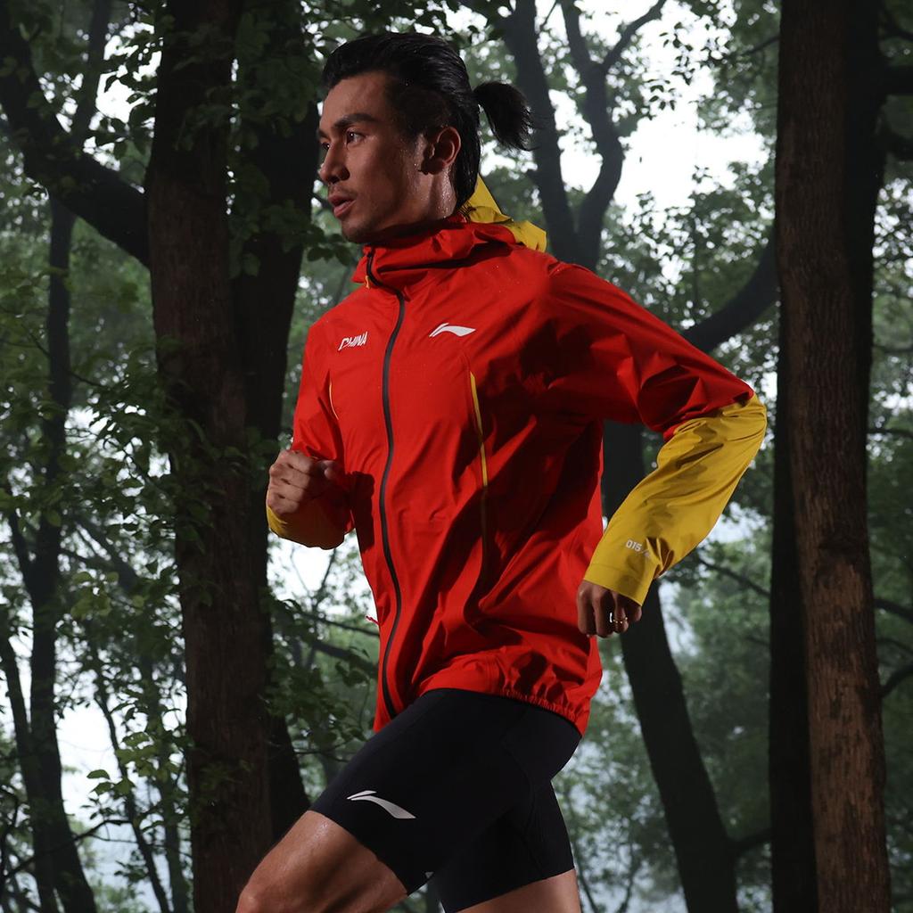 Куртка для бега по пересеченной местности Li Ning Running Series с капюшоном, водонепроницаемая, дышащая, быстросохнущая, со светоотражающим принтом, унисекс, красная, желтая ACFV005-4
