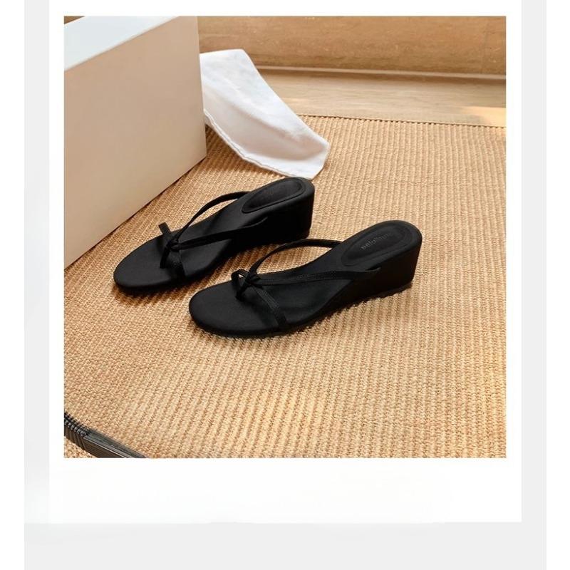 Туфли на высоком каблуке с тонкими ремешками и шлепанцы для женщин