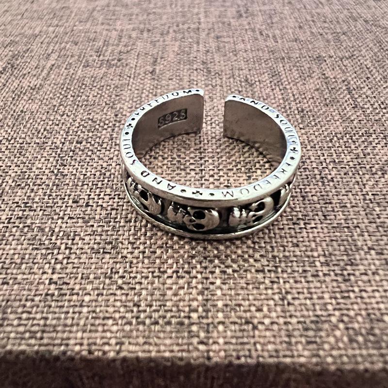 Кольцо Dark Series Retro Skull Five-Claw Ring - крутой аксессуар в стиле хип-хоп и уличный стиль