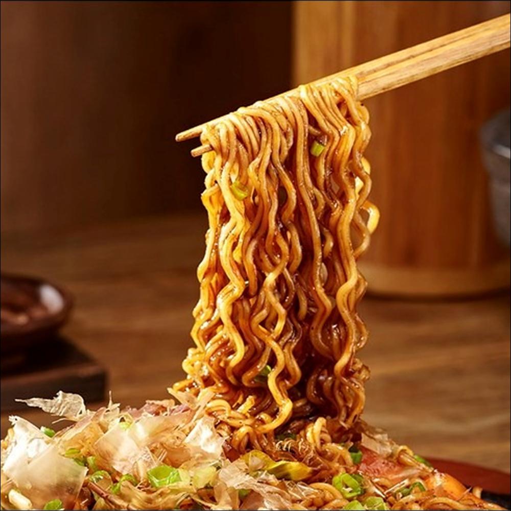 Samyang Рамен Булдак Якисоба Хот Чикен 100 г (Комплект из 4 чашек / 6 чашек) - Острые и пикантные K-лапша в японском стиле (Ограниченный выпуск)