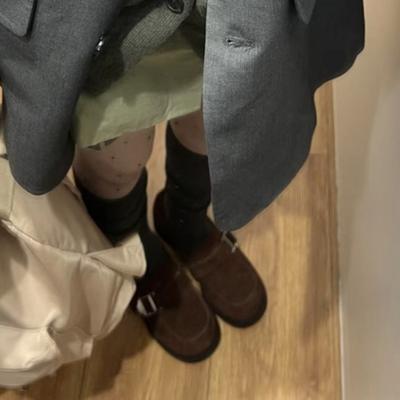 Версия из овчины Французские ретро коричневые одинарные туфли женские 2025 новые с металлической пряжкой маленькие кожаные туфли слипоны на толстом каблуке