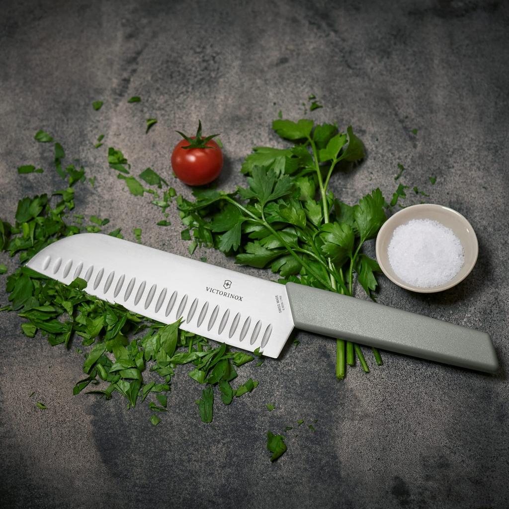 Нож VICTORINOX Santoku с канавками 17 см, оливковый швейцарский современный универсальный нож 6.9056.17K6B