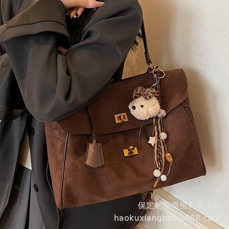 Премиальная ретро матовая сумка-мессенджер для通勤 2025 осень и зима новая женская плечевая сумка подмышку портативная сумка-тоут