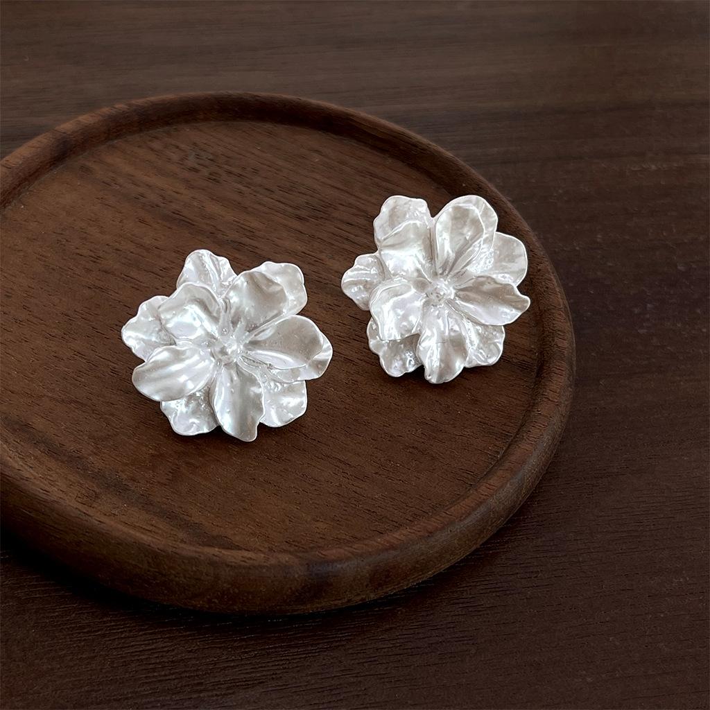Light Luxury Heavy-Duty Shiny Floral Earrings: Artistic Retro Style Stud Earrings with High-End Feel for Brides