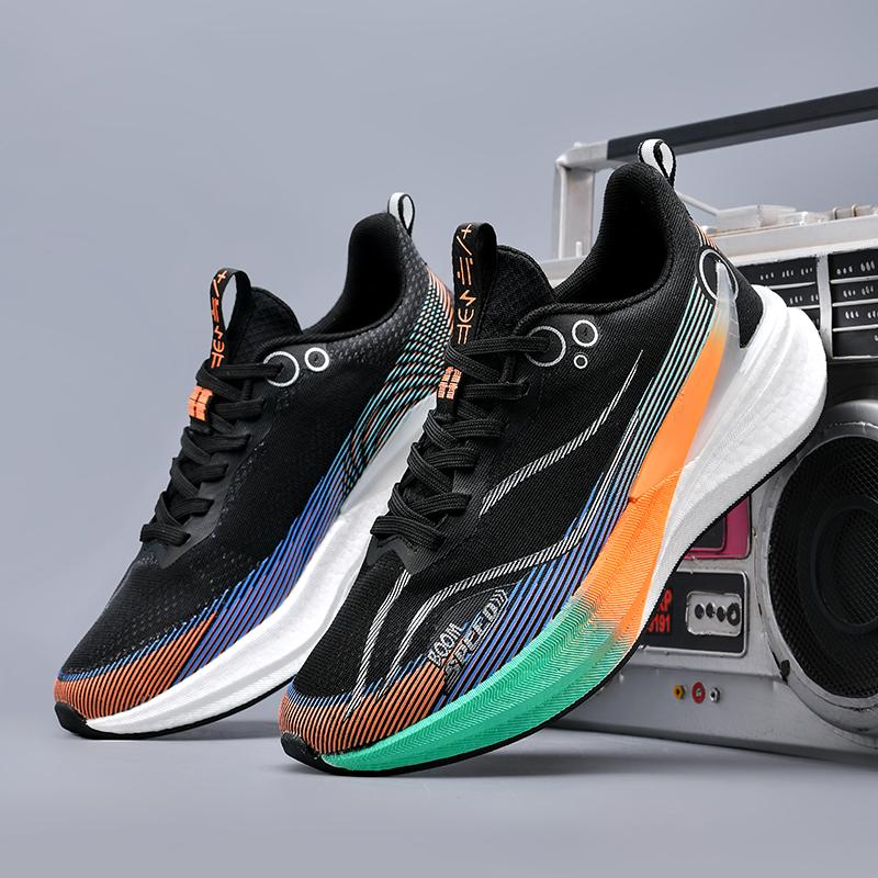 Single tail goods are breathable, leak picking, shock absorption, platform-soled sports shoes, and running shoes are withdrawn from the cabinet.