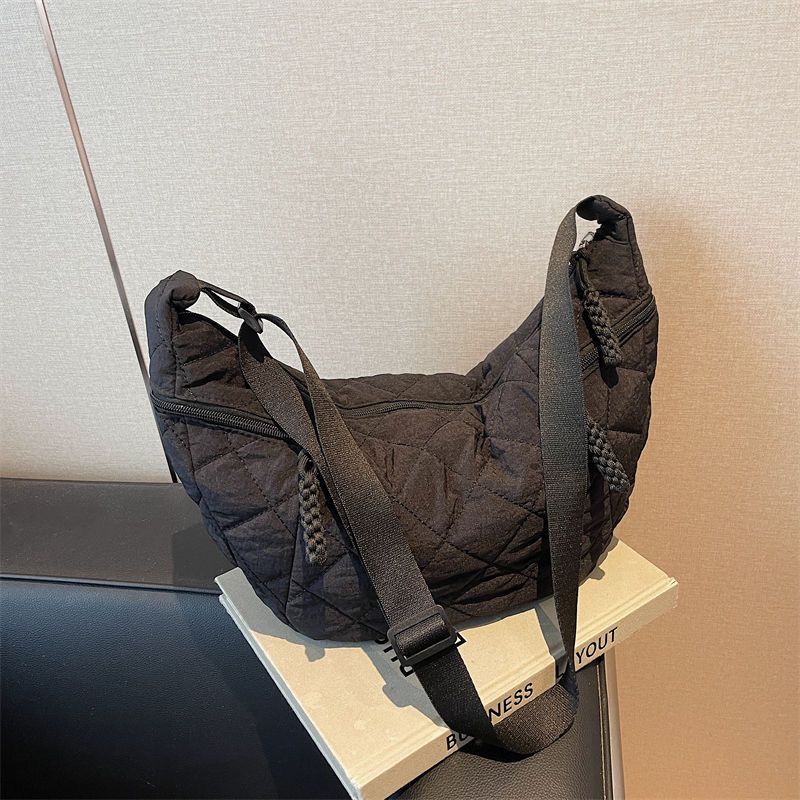 Высококачественные сумки для женщин Большой вместимости Модные модные Нишевые нейлоновые универсальные сумки через плечо в форме пельменя