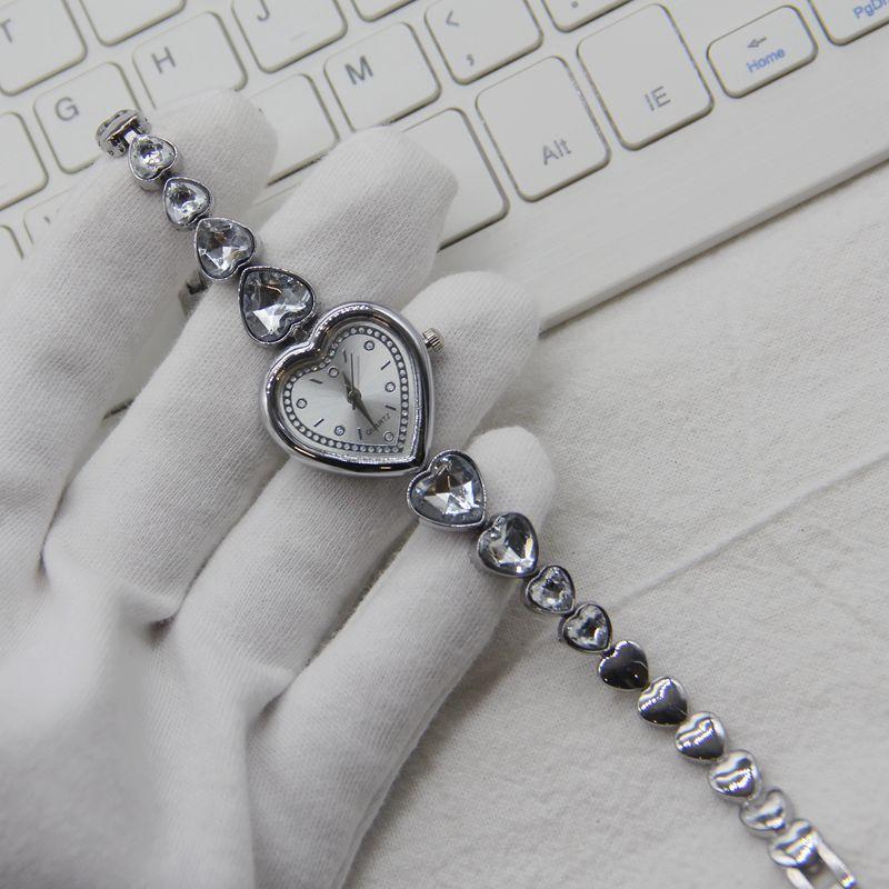 1Pc Hot-selling Love Big Diamond Bracelet Watch Female, Korean Version of Elegant Temperament Versatile Watch, Student Quartz Watch