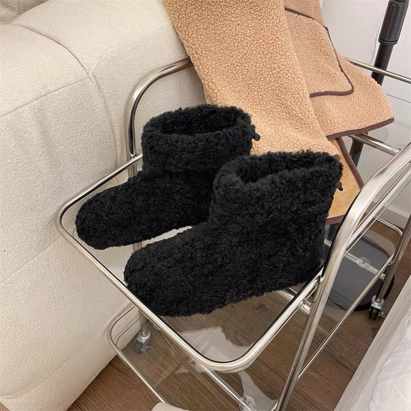 Модные бархатные утепленные зимние ботинки женские новые теплые, нескользящие и удобные короткие пушистые ботинки на плоской подошве