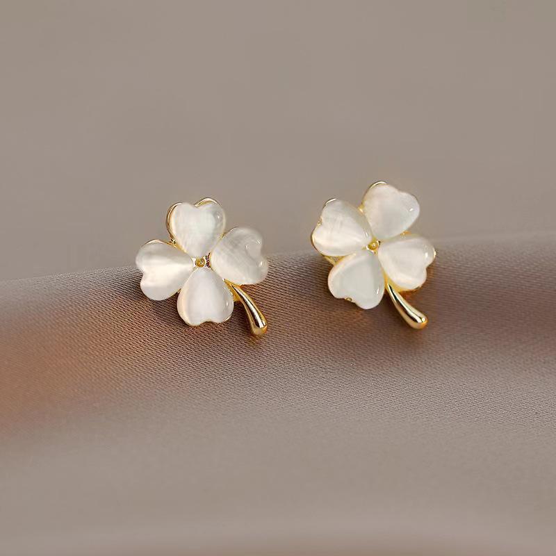 Four-leaf Clover Earrings Female Summer Cat's Eye Stone Earrings New Tide Niche Senior Sense Of Temperament Earrings AVE