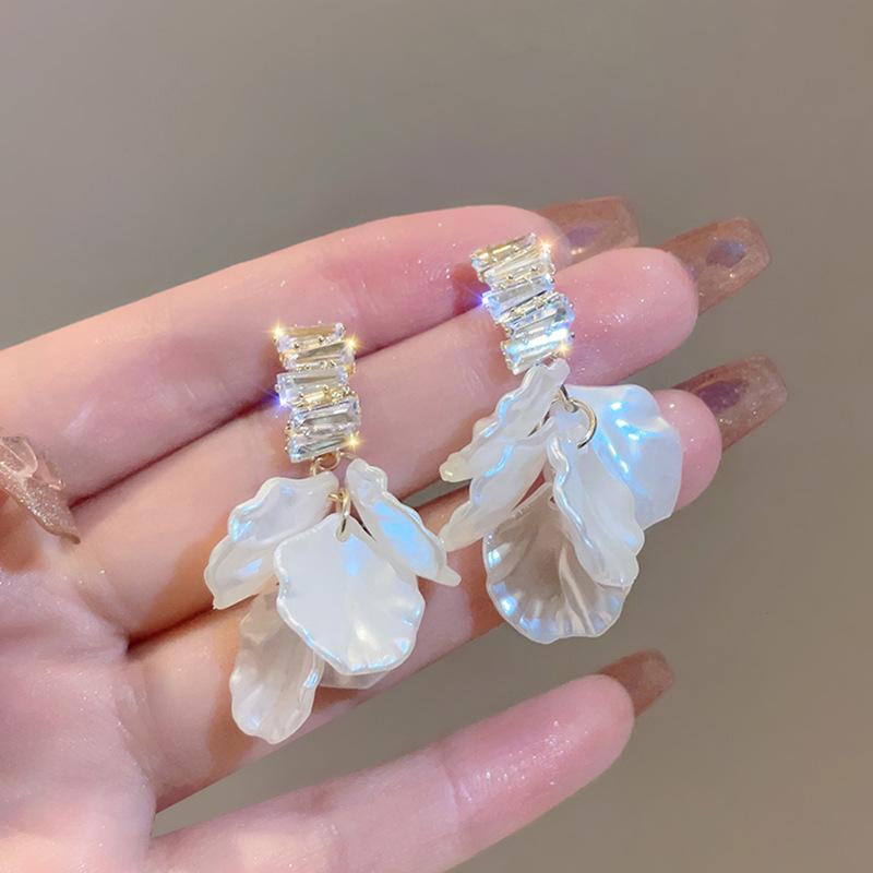 2023 High-End French Pearl Earrings: Light Luxury, Unique Design for Women