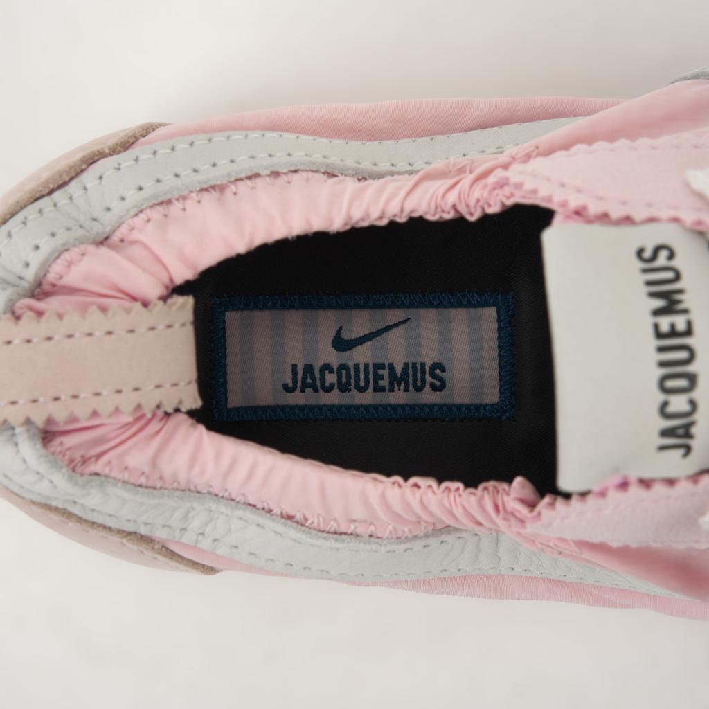 Jacquemus x Nike Moon Shoe SP Алюминиевый Розовый Женские Кроссовки Sail-University-Red HV8547-601