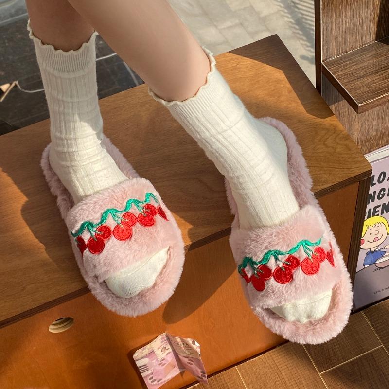 Мода 2025 Новые летние пушистые тапочки с вышивкой клубники и вишни, домашние тапочки, женские тапочки, повседневная и удобная обувь