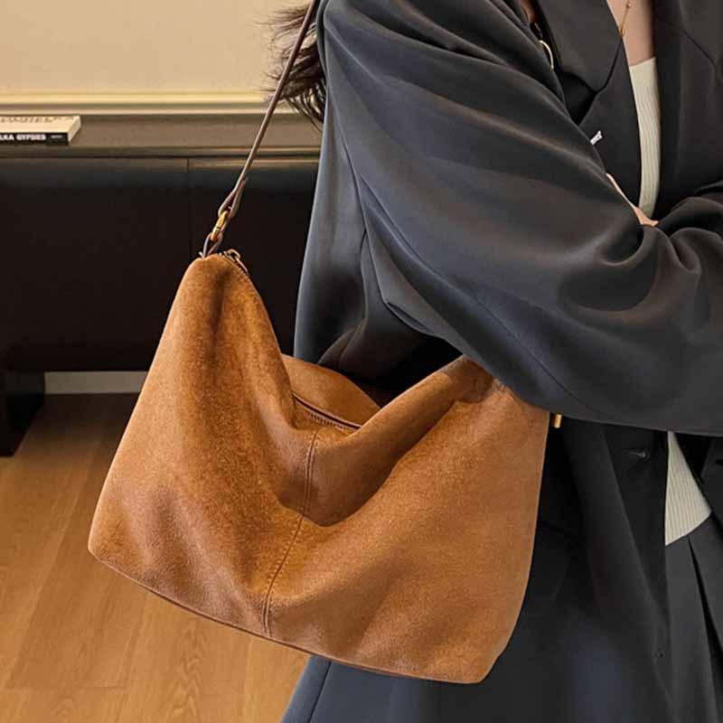 Европейская и американская ретро бархатная сумка из оленьей кожи женская 2025 новая модная и универсальная сумка-пельмень высококачественная замшевая кожа сумка через плечо