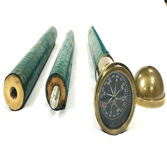 Старинная старинная деревянная трость с латунной ручкой и сферической ручкой компаса на деревянной палочке из зеленой кожи с окантовкой