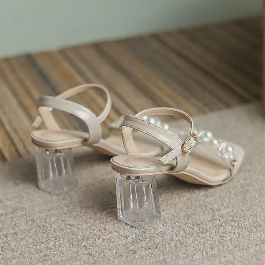 Летние новые французские сандалии с юбками, маленькие высокие каблуки подчеркивают высокий жемчужный горный хрусталь, простые сандалии с пряжкой на одном ремешке - тренд