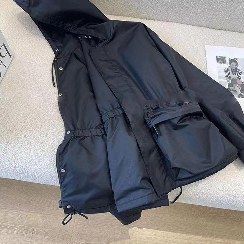 Женская куртка в корейском стиле черного цвета с капюшоном и завязками на шнурке 2024 года - модный осенний топ