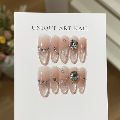 Звезды закончились нежно-белыми и белыми сверкающими кошачьими глазами персикового цвета, сверкающими маленькими бриллиантовыми жемчужинами в доспехах