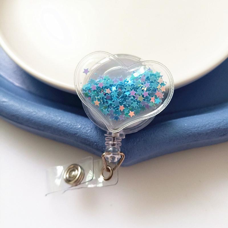 Новый стиль бейджа с мультяшной кнопкой-защелкой  Эластичная кнопка-защелка  Сердце с пересыпающимся песком  Изделие из смолы  Шнурок-держатель для ID-карты  Зажим-держатель