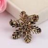 New Creative Christmas Alloy Snowflake Brooch Fashionable Cute Diamond Studded Snowflake Holiday Brooch Women Jewelry Accessory