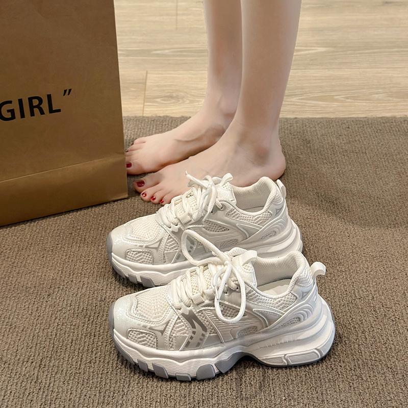 На фото маленькие ножки, белые универсальные туфли для пап на платформе, увеличивающие рост, женская легкая универсальная спортивная обувь 2025 года