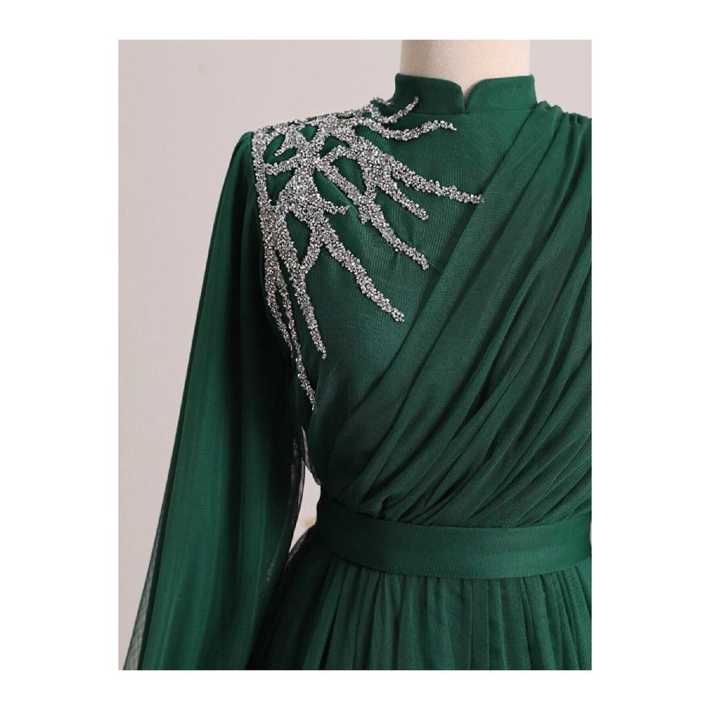 Вечернее платье из тюля с драпировкой и поясом, с каменной отделкой спереди