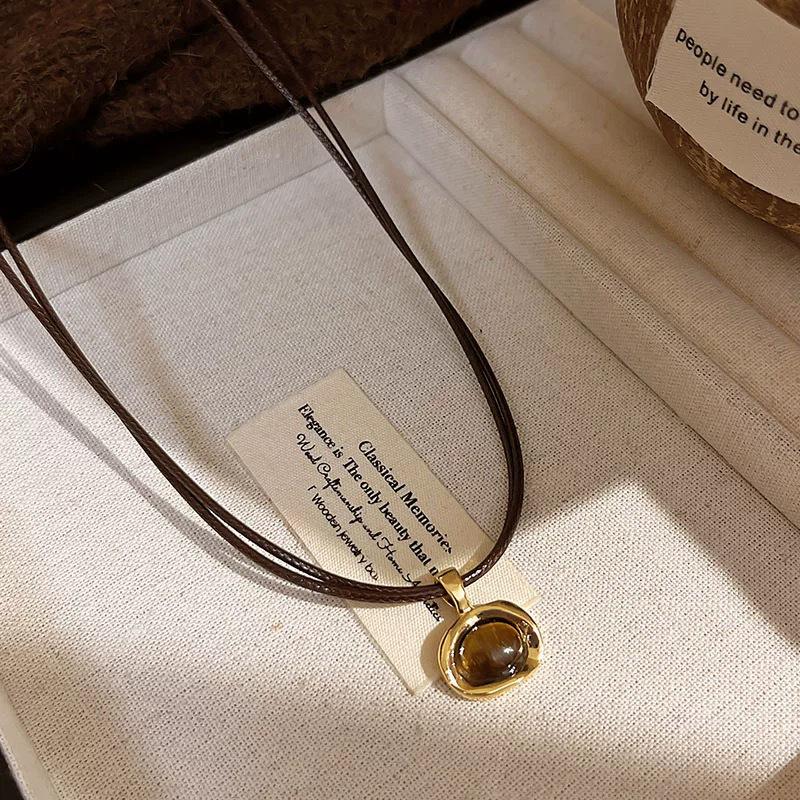 Ожерелье с подвеской из камня «Тигровый глаз» в стиле ретро Майяра: Изысканная цепочка для свитера с бусинами из женской коллекции осень/зима.