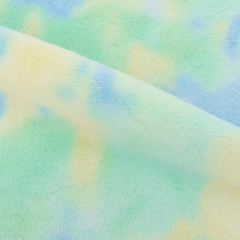 Ткань из бархата с радужным градиентом и имитацией кроличьей шерсти с фантазийными цветами