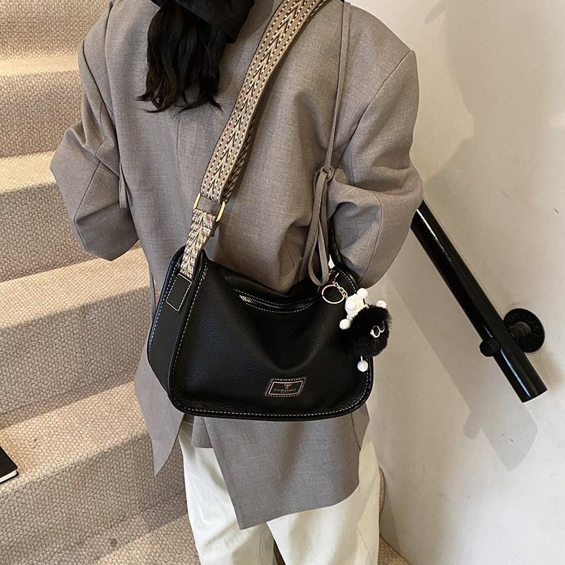 New Simple Commuter Cross-body Female Bag Large-capacity Casual Retro Underarm Shoulder Wide Strap All-match Tote