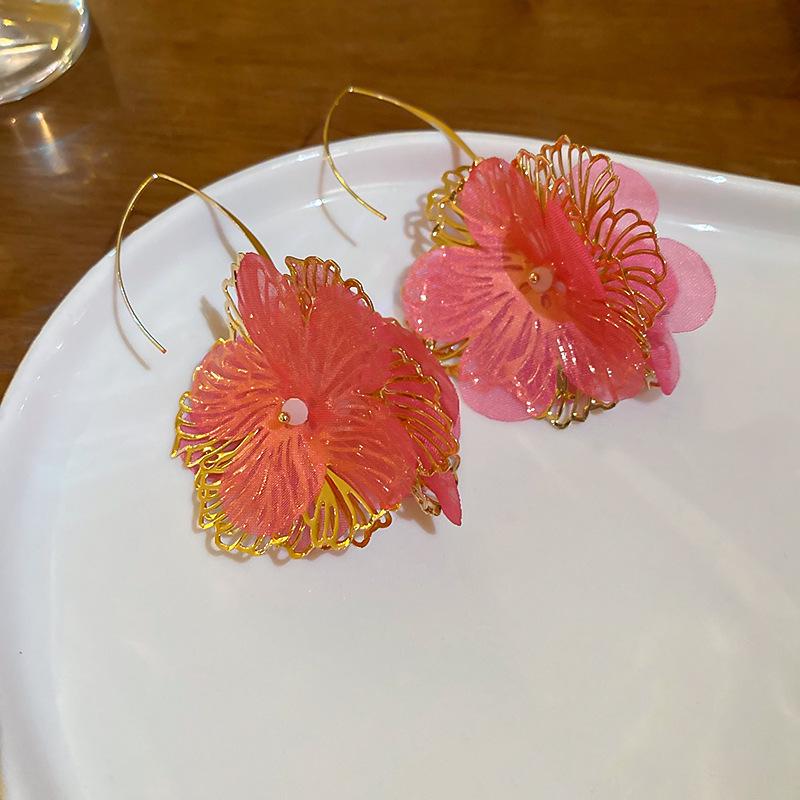 Богемные розовые серьги-кисточки с цветком из бисера и жемчуга