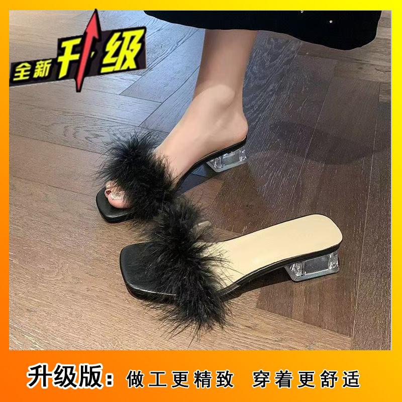 2025 Корейская версия модной верхней одежды новые туфли на среднем каблуке с темпераментом тонкий толстый каблук хрустальные шлепанцы на один ремешок с пушистыми крутыми тапочками женские