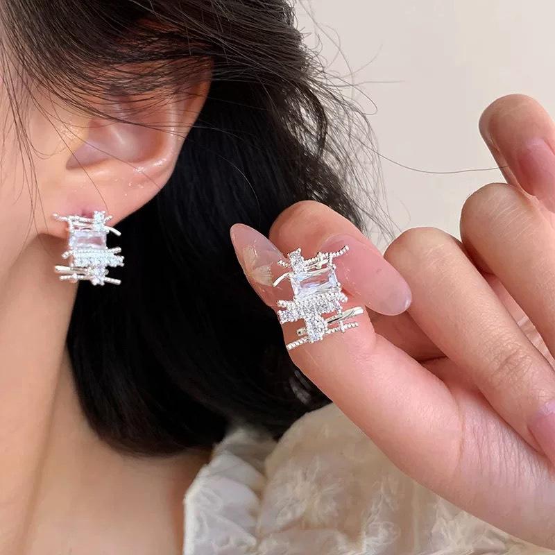 Ear clips, light luxury, high-end sense, summer design sense, silver zircon stud earrings, women's exquisite explosion, earrings without earrings.