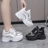 Маленькие белые туфли с внутренней высотой, увеличивающей рост, кроссовки в стиле «папиных», осенние новые кожаные повседневные спортивные туфли, женская платформа, женская обувь