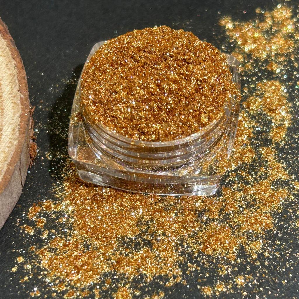 **Переливающийся серебристый блестящий хайлайтер и тени для век**