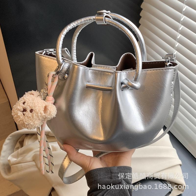 Korean niche design simple and versatile pleated handbag women's 2025 spring and summer new fashion messenger bucket bag