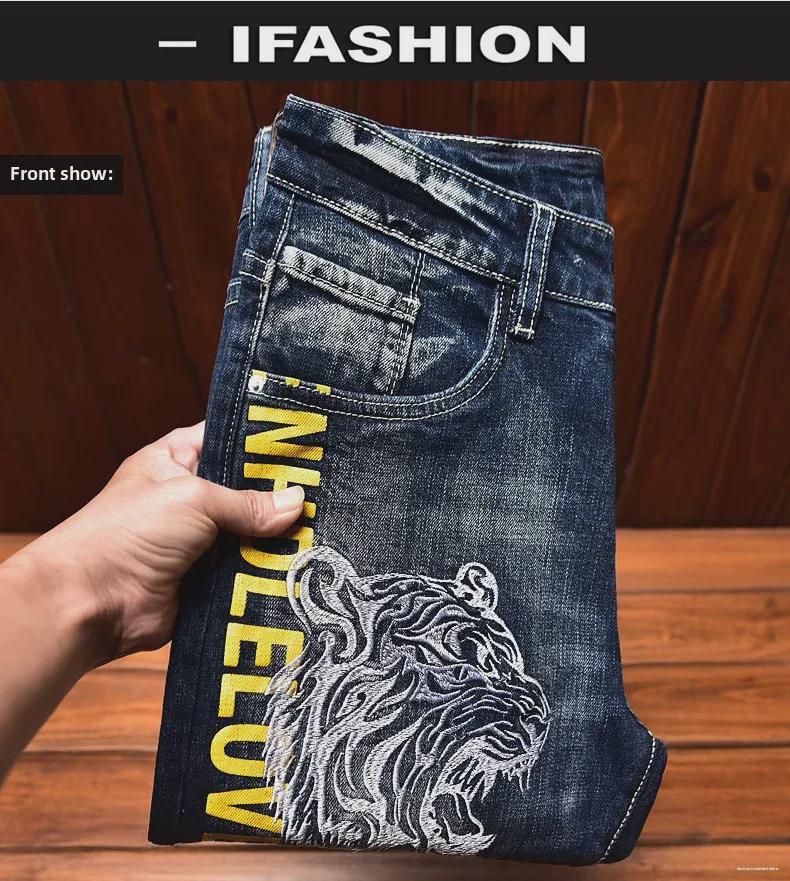 Мужские облегающие джинсы с вышитым цветочным узором, потертостями, заплатками и эластичной отделкой.