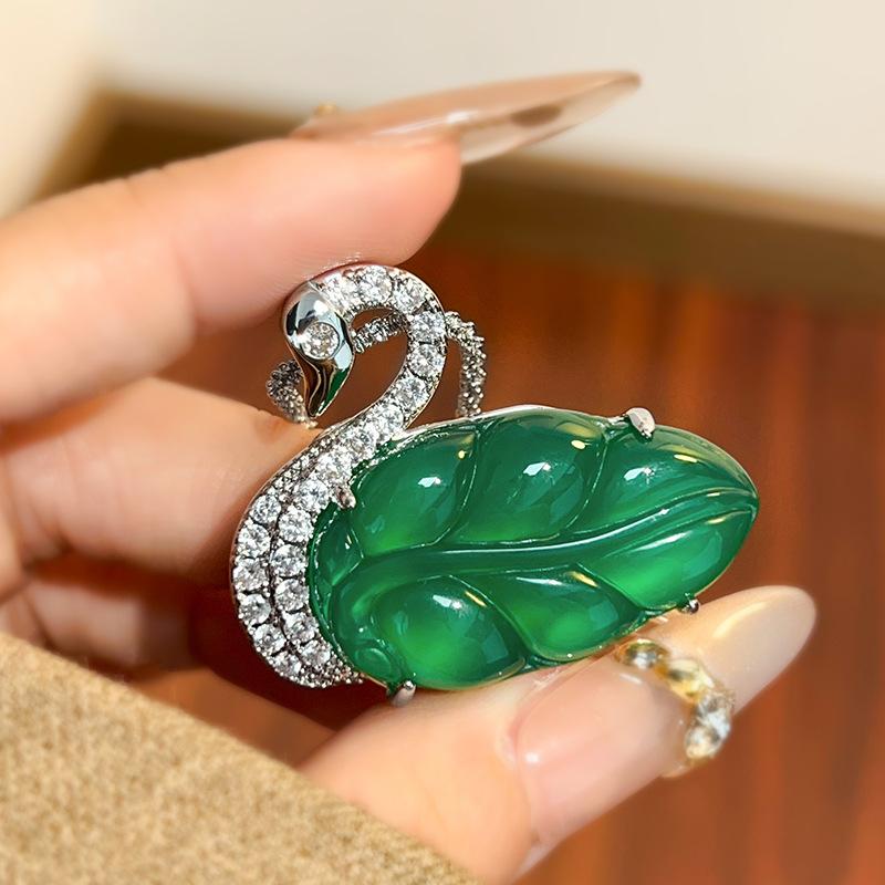 Новое ювелирное ожерелье из натурального полностью зеленого императорского зеленого халцедона в форме лебедя с золотыми ветвями и нефритовыми листьями, цепочка на ключицу для женщин старшего возраста