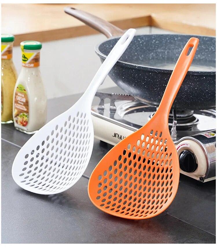 1 шт. Белая большая емкость ложка выдерживает высокую температуру подвешенные пельмени протекающая сетка не легко деформируется кухонные принадлежности