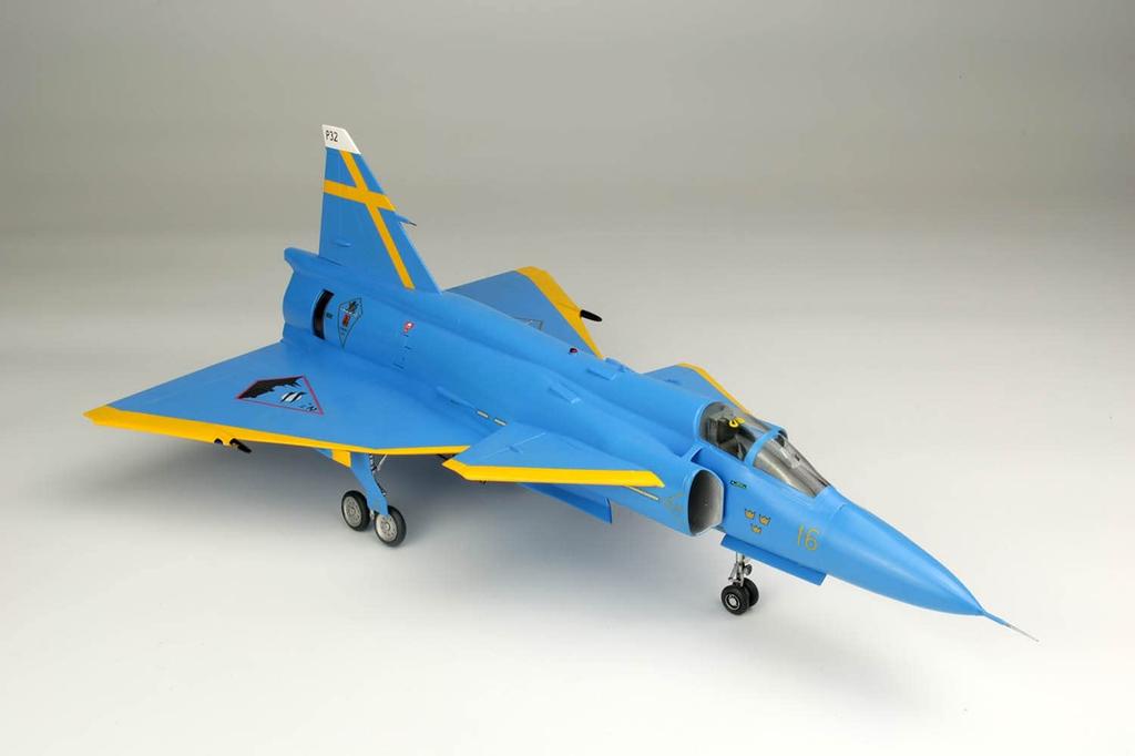 Масштабная модель Шведских ВВС JA37 Jaktviggen "Синий Петр" К 75-летию ВВС Пластиковый модельный набор PLATZ/Italeri 1/48 (Шведские самолеты) TPA-25